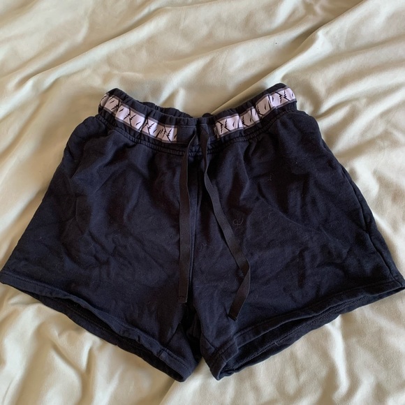 GYM SHARK SHORTS - Picture 1 of 3